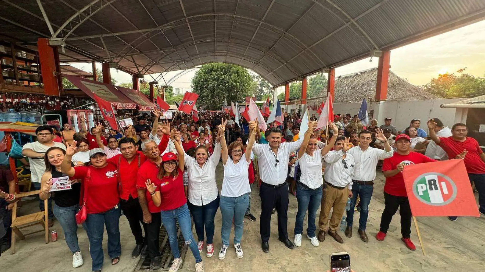 willy ochoa con militantes